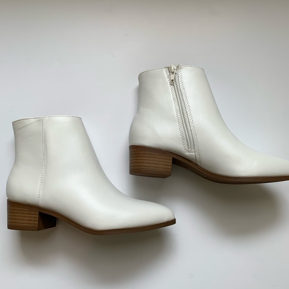 Restocked Kimbo vegan leather zipper ankle booties - Picture 2 of 5